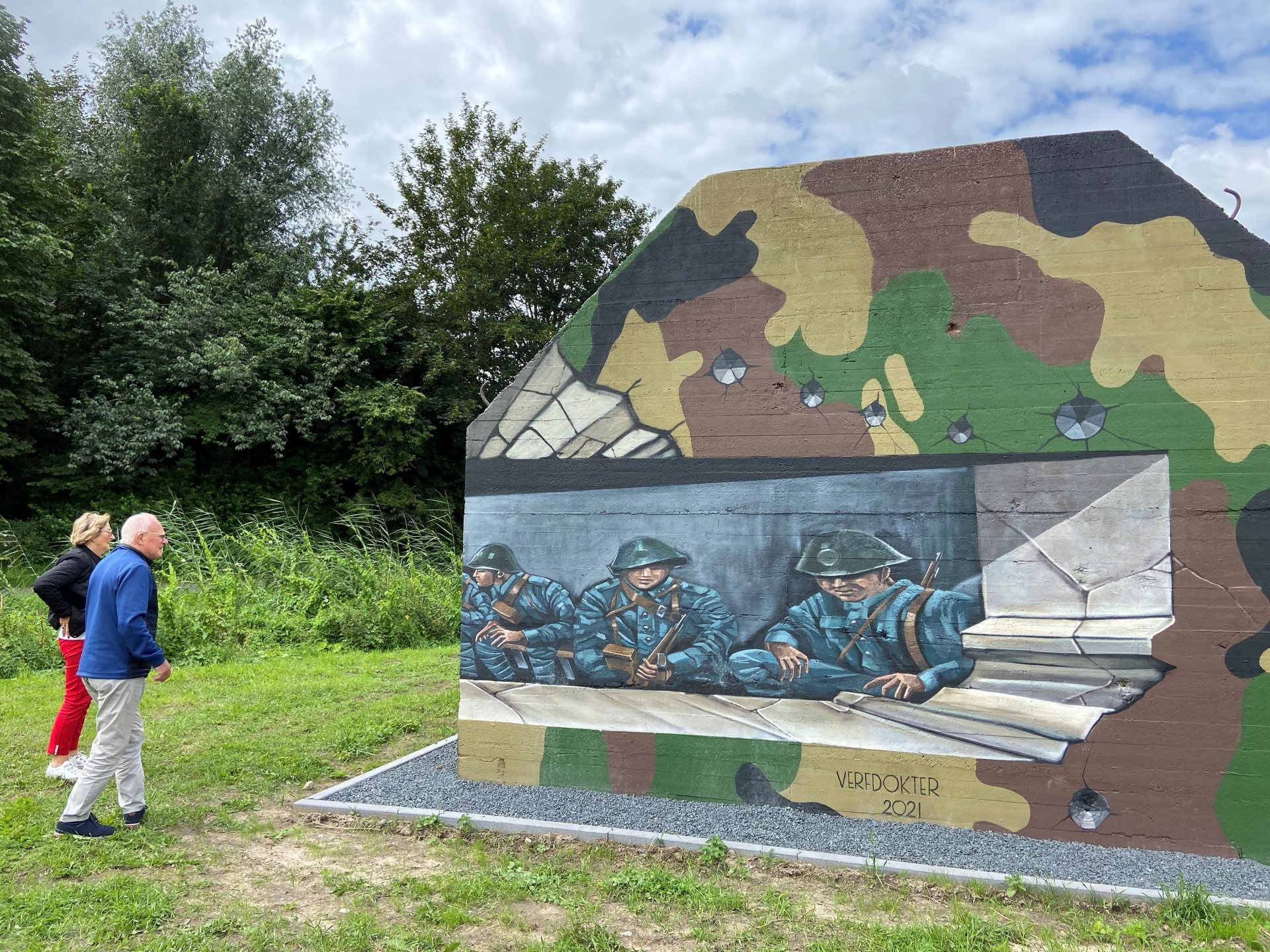 Twee bezoekers bij de groepsschuilplaats, beschilderd met soldaten en camouflageprint.