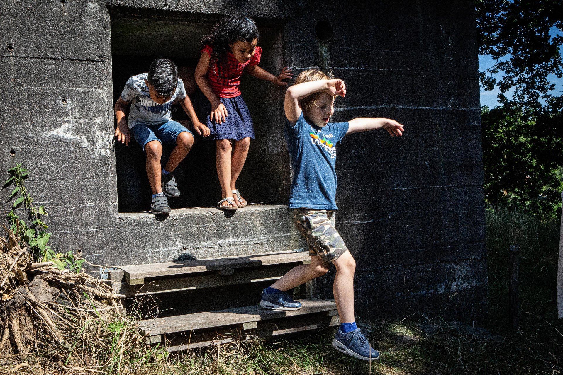Kinderen springen uit een bunker