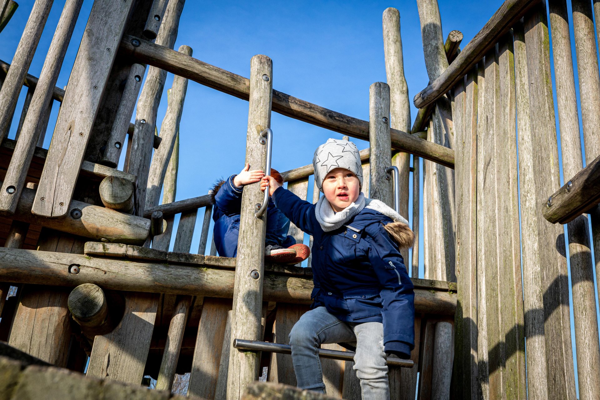 Kind klautert op een speeltoestel in de speeltuin van Noorderpark Ruigenhoek