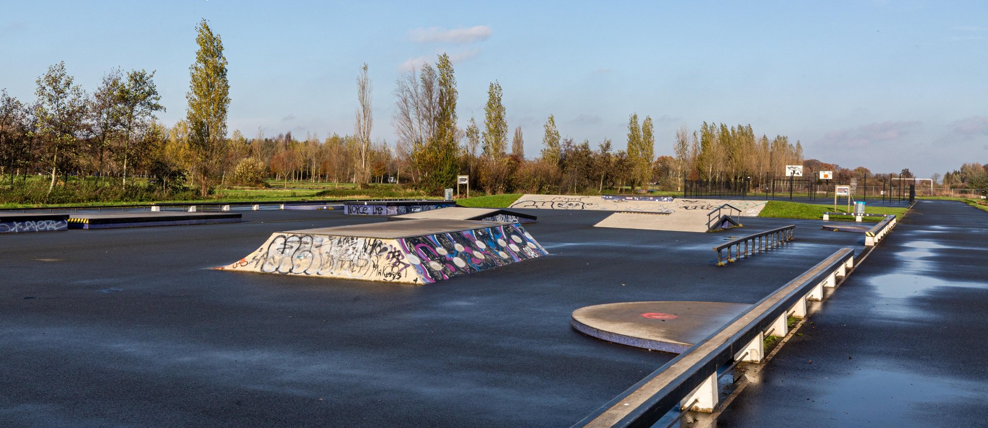 Overzichtsfoto van het skatepark Noorderpark Ruigenhoek
