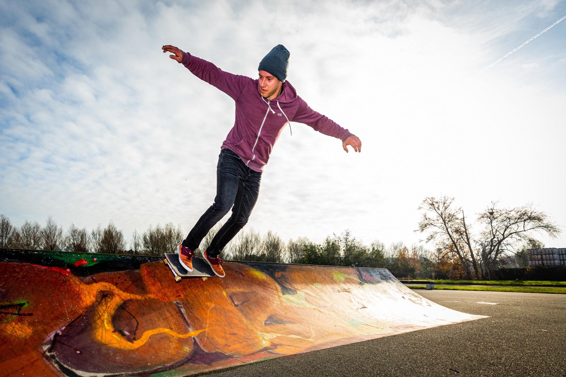 Een man skate op de skatebaan in Noorderpark Ruigenhoek