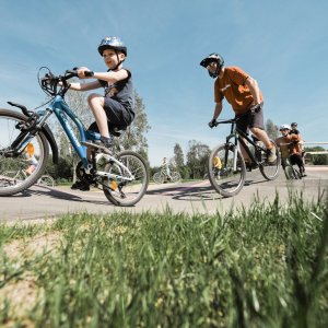 twee fietsers op de oude BMX baan in Noorderpark Ruigenhoek