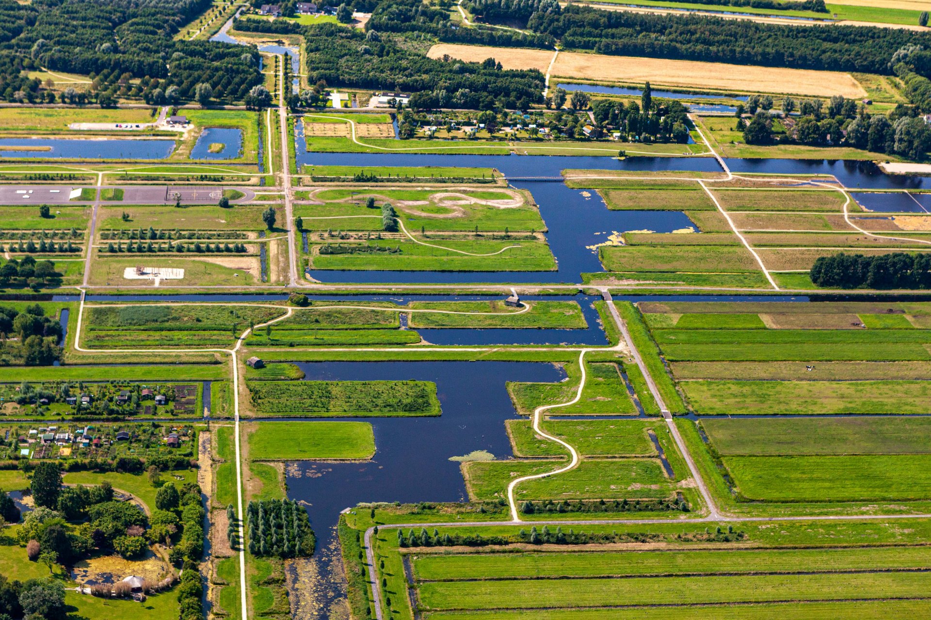 Luchtfoto van Noorderpark Ruigenhoek met een waterpartij en een skatebaan