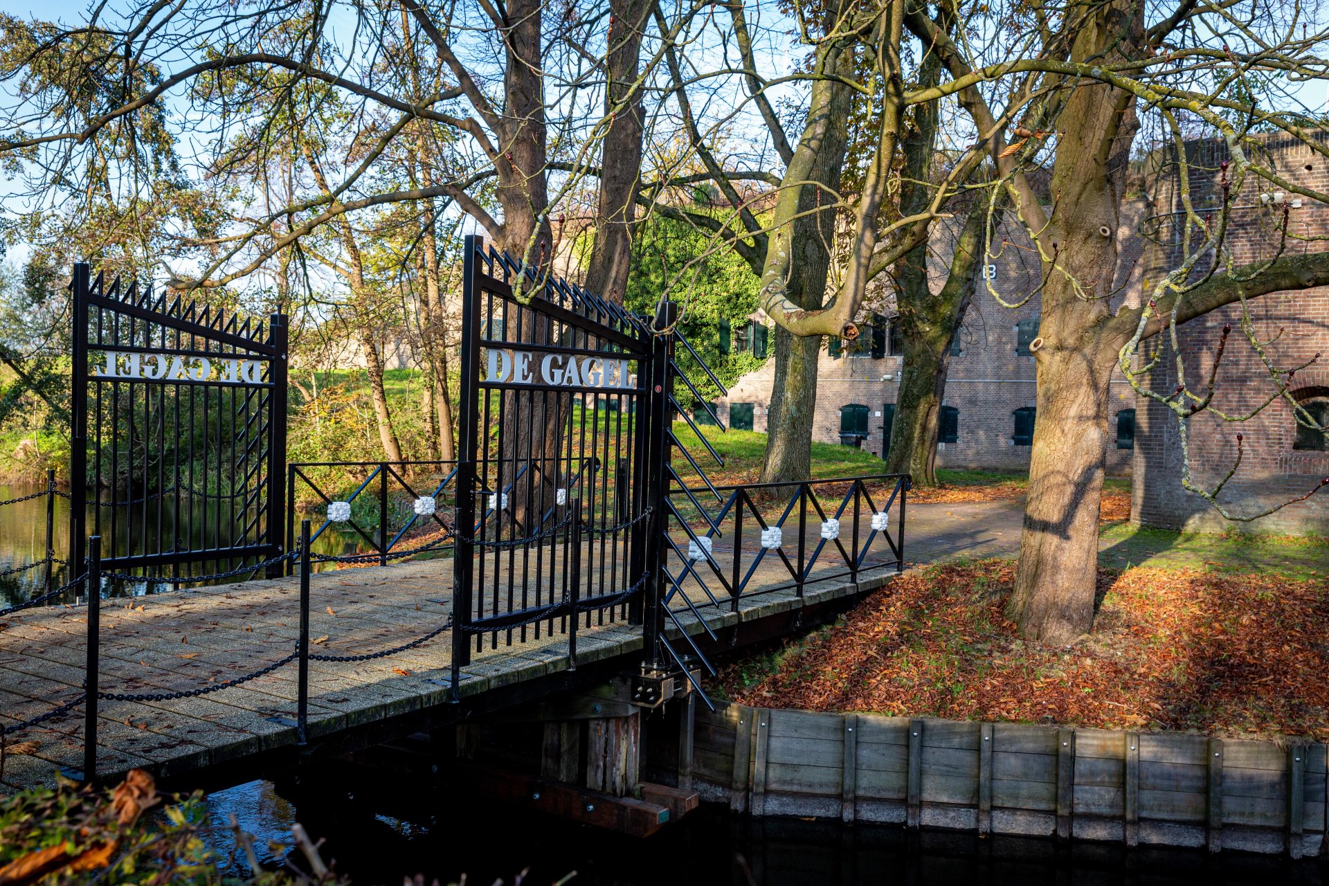 Entree van Fort de Gagel in Utrecht met een zwart metalen hek