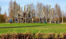 Spelen op het speeltoestel in Noorderpark Ruigenhoek