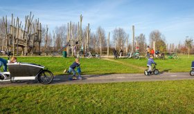 Spelen op het speeltoestel in Noorderpark Ruigenhoek