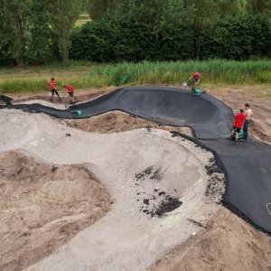 aanleg van de pumptrack in Noorderpark Ruigenhoek