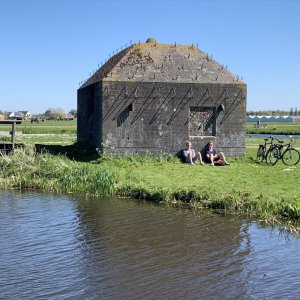 Bunker langs het water in Noorderpark Ruigenhoek