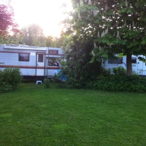 campers en caravans staan opgesteld op het gras op de camping